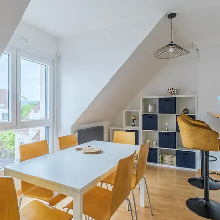 Chez Carine - Ideal Famille, Balcon, Netflix