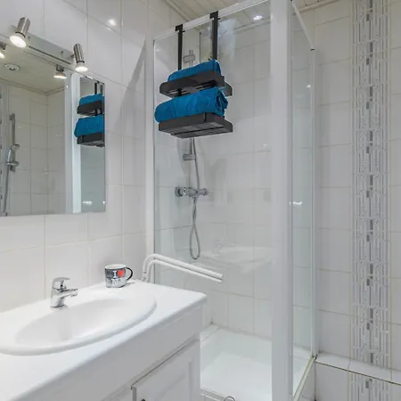 Chez Carine - Ideal Famille, Balcon, Netflix